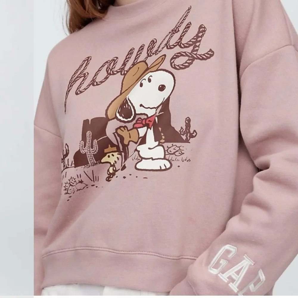 NWT Women’s GAP Factory Dusty Pink Snoopy Graphic Sweatshirt - Picture 2 of 8